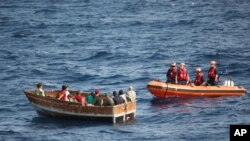 Penjaga pantai AS di Pulau Cutter Knight mendekati perahu berisi 12 migran Kuba di barat daya Florida (30/12). 