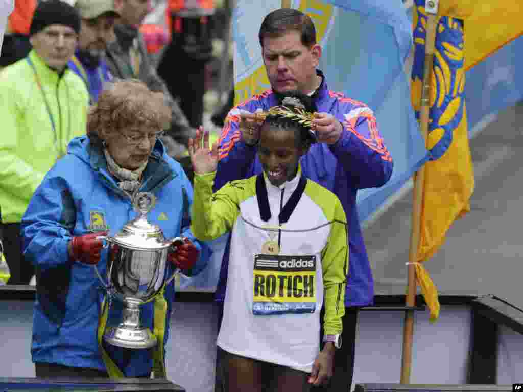 Boston Mayor Marty Walsh crowns Caroline Rotich of Kenya, after she won the women's division of the Boston Marathon, April 20, 2015.