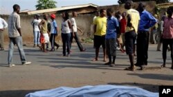 Le corps d'un homme tué la nuit d'avant l'élection présidentielle à Bujumbura, au Burundi, le 27 juillet 2015 (AP Photo/Jerome Delay)