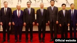 스티븐 므누신 미 재무장관(왼쪽에서 세 번째)이 이끄는 미국 경제 통상 대표단이 지난 3일 베이징에 도착해 류허 중국 국무원 부총리와 정부 관계자들과 만나고 있다. 