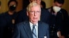 Anggota Senat AS dari Partai Republik Mitch McConnell berbicara kepada awak media setelah menghadiri pertemuan mingguan antara anggota Partai Republik di Capitol Hill pada 28 September 2021. (Foto: Reuters/Elizabeth Frantz)