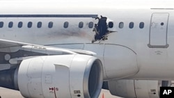 Lubang di badan pesawat yang dioperasikan oleh Daallo Airlines di bandara di Mogadishu, Somalia, 2 Februari 2016. 