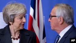 PM Inggris Theresa May (kiri) dan Presiden Komisi Eropa Jean-Claude Juncker dalam pertemuan di Brussels, Belgia, Rabu (21/11). 