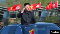 지난해 4월 김정은 북한 국무위원장이 인민군 창건 85주년 경축 군종합동타격시위를 참관했다고 조선중앙통신이보도했다. (자료사진)