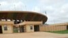 Une entrée du stade omnisports de Yaoundé, l'un des sites retenus pour abriter la CAN 2019 au Cameroun, le 15 août 2017. (VOA/Emmanuel Jules Ntap)