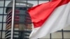 Gedung Komisi Pemberantasan Korupsi (KPK) terlihat melalui refleksi kaca jendela di balik bendera nasional Indonesia di Jakarta (foto: ilustrasi). 