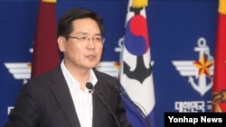 김민석 한국 국방부 대변인이 지난 9월 국방부에서 F-15SE 차기전투기 부결과 관련한 브리핑을 하고 있다.