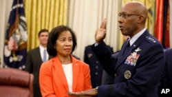 Jenderal Charles "C.Q." Brown, Jr. saat diambil sumpah sebagai kepala staf Angkatan Udara Amerika hari Kamis (6/8).