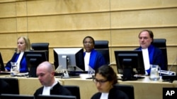 Les juges Sylvia Steiner, Sanji Mmasenono Monageng, and Cuno Tarfusser, au fond, de gauche à droite, à la Cour Pénale Internationale de la Haye, le 27 juin 2011.