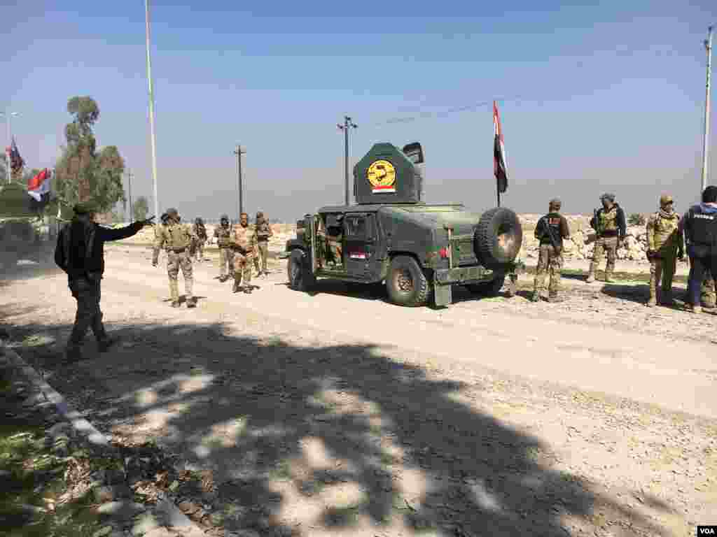 Iraqi forces arrive to battle Islamic State militants for control of the airport in Mosul, Iraq, Feb. 23, 2017. (K. Omar/VOA)