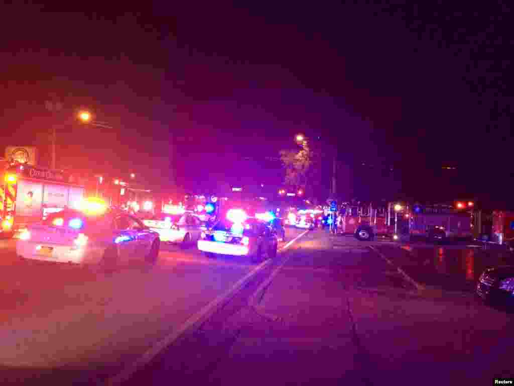 Mobil polisi dan mobil pemadam kebakaran terlihat di luar klub malam Pulse setelah penembakan massal di Orlando, Florida, 12 Juni 2016.