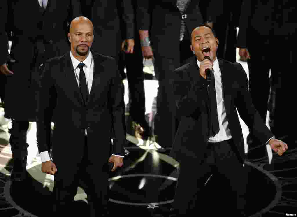 Commun (G) et John Legend interprétent la chanson nominée aux Oscars "Glory" du film "Selma" aux 87 eOscars à Hollywood, en Californie, le 22e février 2015