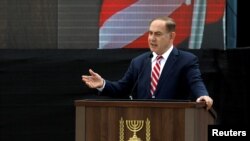 Le ministre israélien Benjamin Netanyahu parle lors d'une cérémonie à l'occasion de la remise à l'armée de l'air israélienne du système d'interception David's Sling ("Fronde de David"), le 2 avril 2017.