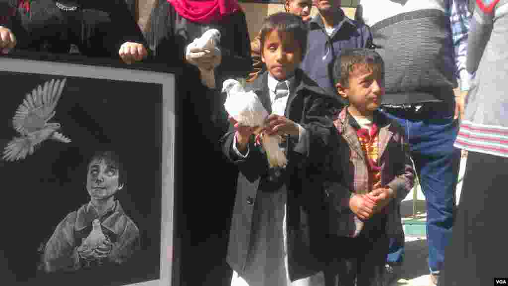 A blind child carries a dove at a protest against the attack on the al-Nour Center for the Blind in Sana'a, Yemen, Jan. 10, 2016. Students say neither the school, nor themselves, have taken any side in the war. (A. Mojalli/VOA)