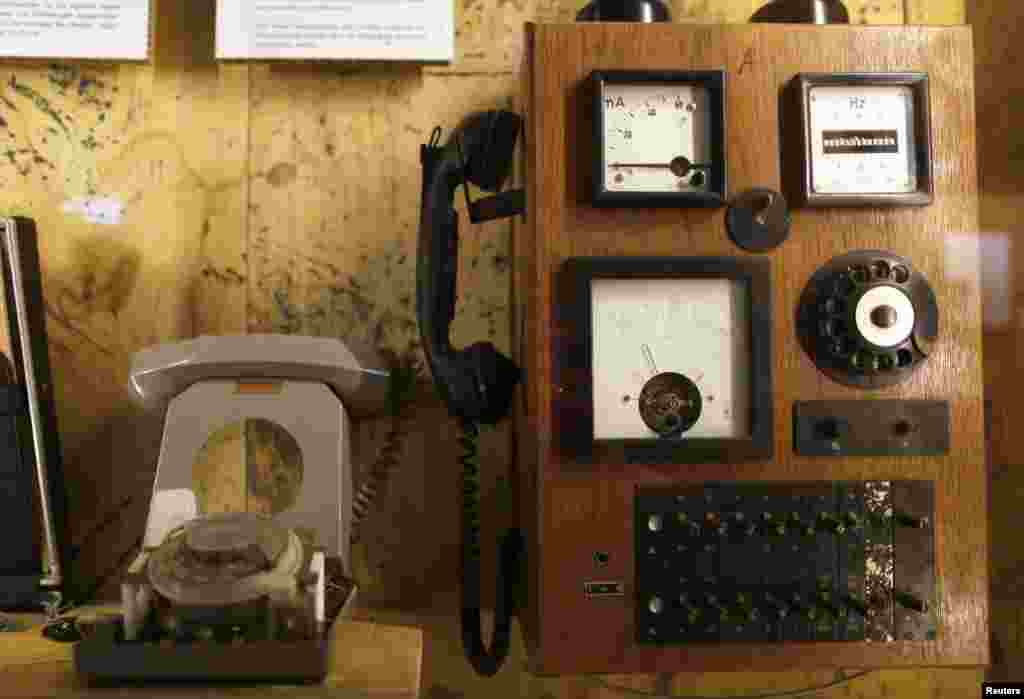 Sebuah telepon untuk &#39;menguping&#39; pembicaraan dipajang pada Museum mata-mata &#39;Top Secret&#39; di kota Oberhausen, Jerman.