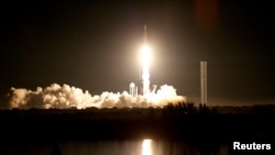 Pesawat luar angkasa robot X-37B milik militer AS lepas landas dalam misi ketujuh ke orbit di Cape Canaveral, Florida, AS, 28 Desember 2023. (Foto: REUTERS/Joe Skipper)