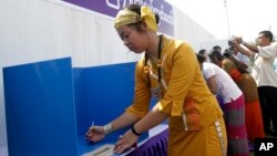 မဲပေးနည်းစနစ် သရုပ်ပြနေတဲ့ ရှမ်းပြည်သူ။ (၂၀၁၀)