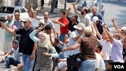 Ratusan demonstran Tunisia melakukan aksi unjuk rasa di lapangan La Kasbah, ibukota Tunis (15/7).