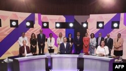 Kandidat Presiden Meksiko (duduk) Claudia Sheinbaum (kiri), Jorge Álvarez Maynez (tengah) dan Xochitl Galvez (kanan) dalam debat yang disiarkan televisi, 7 April 2024. (LEMBAGA PEMILU NASIONAL / AFP)