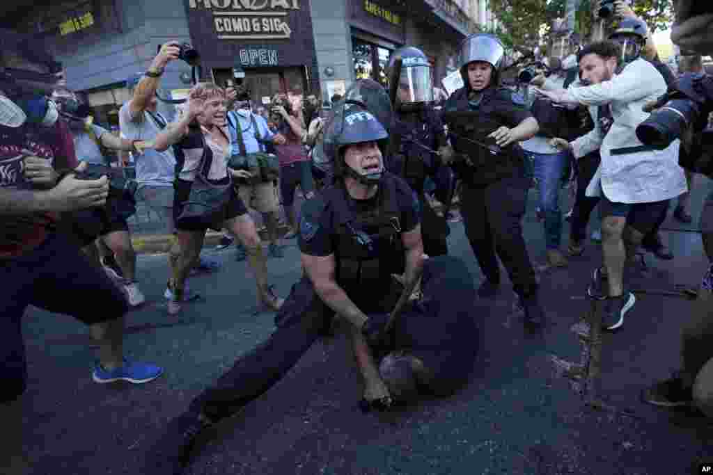 Polisi anti huru hara menahan seorang demonstran selama protes untuk mendapatkan jaminan pensiun yang lebih baik bagi para pensiunan di Buenos Aires, Argentina. (AP) 