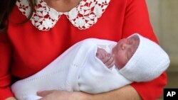 Le Prince William et Kate, Duchesse de Cambridge, en Grande-Bretagne, présentent Louis au public avant de quitter le St Mary's Hospital de Londres, le 23 avril 2018.