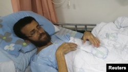 Palestinian journalist Mohammed al-Qeq, who has been on hunger strike for more than 70 days to protest at his administrative detention in an Israeli jail, is seen at Haemek hospital in the northern Israeli city of Afula, Feb. 5, 2016. Dozens of Gazans have protested daily at the office of the International Committee of the Red Cross in recent weeks to demand that the Red Cross help bring about his release.