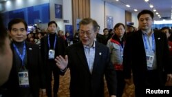 문재인(가운데) 한국 대통령이 17일 평창 동계올림픽 메인프레스센터를 방문, 내외신 기자들을 격려하고 있다.