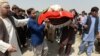 Des personnes en deuil chiites afghanes portent le cercueil d'une victime tuée dans un attentat suicide la veille à Kaboul, le 16 août 2018.
