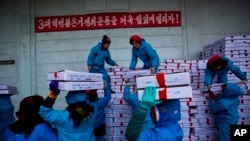 지난 11월 라선 경제특구 수산시장의 북한 노동자들이 중국행 트럭에 해산물 상자를 싣고 있다.