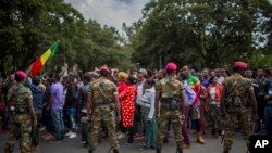 Des soldats éthiopiens tentent de contrôler les manifestants de la capitale et ceux qui ont été déplacés par des violences ethniques au cours du week-end à Burayu, en Ethiopie, le 17 septembre 2018.