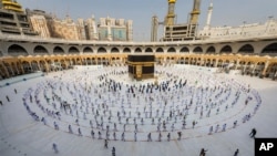 FILE - Julai 31, 2020, mahujaji wakizunguka Kaaba katika msikiti Mtukufu wa Makka, mjini Makka, Saudi Arabia. 
