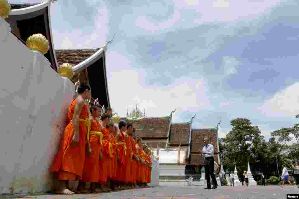ប្រធានាធិបតីអាមេរិកលោកបារ៉ាក់ អូបាម៉ាសម្តែងការគួរសមទៅកាន់លោកនេននៅវត្ត Xieng Thong ក្នុងក្រុងហ្លួងព្រះបាង កាលពីថ្ងៃទី០៧ ខែកញ្ញា ឆ្នាំ២០១៦។ 