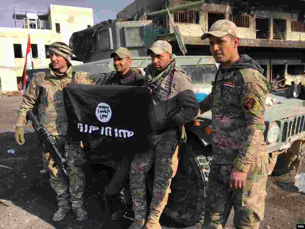 Sojojin gwamnatin Iraqi suna rike da tutar mayakan ISIS sun juya ta sama da kasa, Janairu 13, 2017 &nbsp;