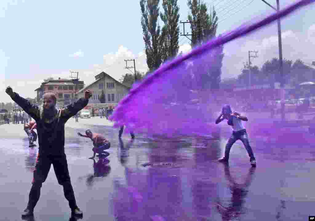 Polisi menggunakan air berwarna untuk membubarkan demonstrasi oleh para pegawai pemerintah negara bagian Kashmir selama protes di Srinagar, India.