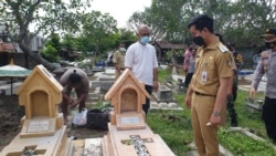 Wali Kota Solo, Gibran Rakabuming Raka, saat meninjau makam Kristen di Solo yang dirusak sekelompok pemuda. Polisi masih menyelidiki dugaan doktrin intoleransi pada anak-anak yang berujung pada tindakan intoleran ini. (Foto: VOA/Yudha)
