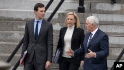 De izquierda a derecha, el asesor de la Casa Blanca, Jared Jushner; la secretaria de Seguridad Nacional, Kirstjen Nielsen, y el vicepresidente Mike Pence, conversan mientras descienden las escaleras de la Oficina Ejecutiva Eisenhower en el complejo de la Casa Blanca, en Washington, el sábado 5 de enero de 2019.