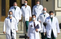 Staf Dokter Gedung Putih, Sean Conley (tengah) saat menjawab pertanyaan wartawan terkait kondisi Presiden AS Donald Trump, di Walter Reed Medical Center di Bethesda, Maryland, 5 Oktober 2020.