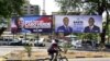 Affiches de campagne électorale dans les rues de Praia, le 17 avril 2021, à la veille des élections législatives.