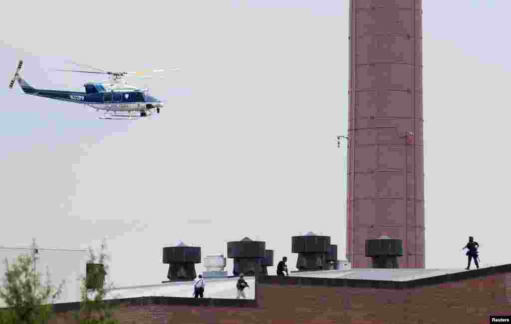 Helikopter polisi terlihat di sekitar markas Angkatan Laut Washington. 