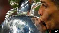 Cristiano Ronaldo embrassant le trophée de l'Euro-2016 au stade de France, Paris le 10 juillet 2016