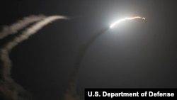 Peluncuran peluru kendali jelajah Tomahawk sebagaimana terlihat dari kapal induk USS George H.W. Bush 