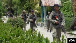 Pasukan Brimob yang dilibatkan dalam operasi Tinombala 2016, mengamankan lokasi jatuhnya Helikopter TNI AD di Poso Pesisir, Kabupaten Poso (Foto: VOA/Yoanes)