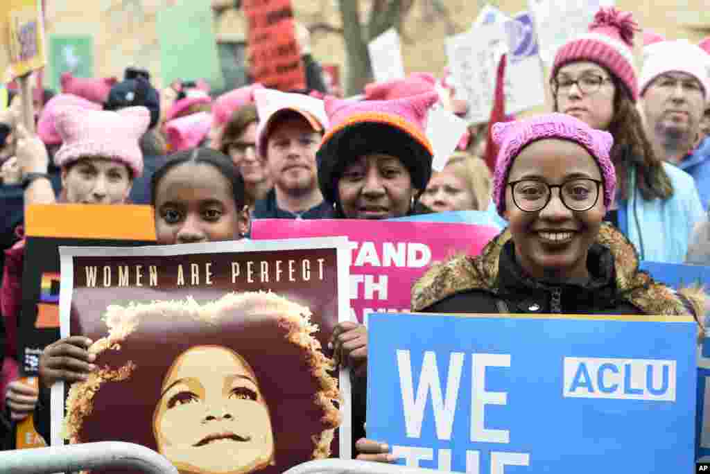 Para demonstran dalam protes massal Women's March di Washington, D.C. (21/1). (AP/Sait Serkan Gurbuz)