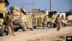 Des soldats irakiens avancent dans le nord de Ramadi, le 21 décembre 2015. (AP Photo)