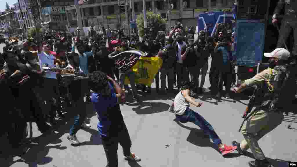  پابندی کے باوجود جلوس کے لیے آنے والوں اور پولیس کے درمیان تصادم بھی ہوا۔ 