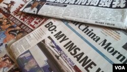 Surat-surat kabar di Hong Kong mengabarkan berlangsungnya persidangan Bo Xilai.