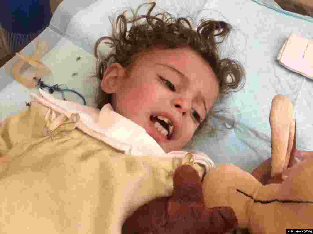 Wannan wani lokaci ne da likitoci ke kokarin yi wa Saja mai shekara guda allura sa'oi kadan bayan da iyalanta suka tsere daga yankunan IS a Mosul dake Iraqi a ranar 21 ga watan Yunin shekarar 2017. Sun kuma ce har a yankunan da hukumomin Iraqi ke rike da su, yara na fama da annobar amai da gudawa saboda rashin tsabtataccen ruwan sha. 