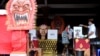 Seorang perempuan mengenakan masker saat memberikan suara di sebuah TPS di Badung, Provinsi Bali, 9 Desember 2020 di tengah pandemi Covid-19. (Foto: Antara/Fikri Yusuf via REUTERS)
