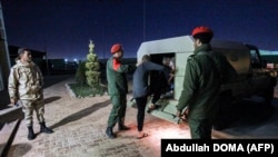 Les forces rebelles libyennes capturent des mercenaires présumés à Benghazi le 5 mai 2020.