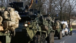Një autokolonë e forcave amerikane zhvendoset përmes Gjermanisë, për të përforcuar praninë e NATO-s në Poloni (18 mars 2017)